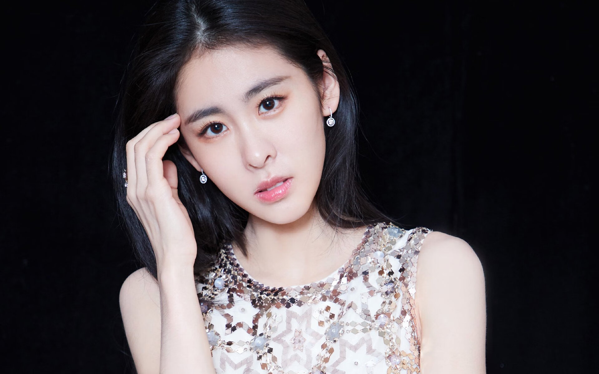 里昂锋线穿插牵制防线形成进攻空间，里昂路线