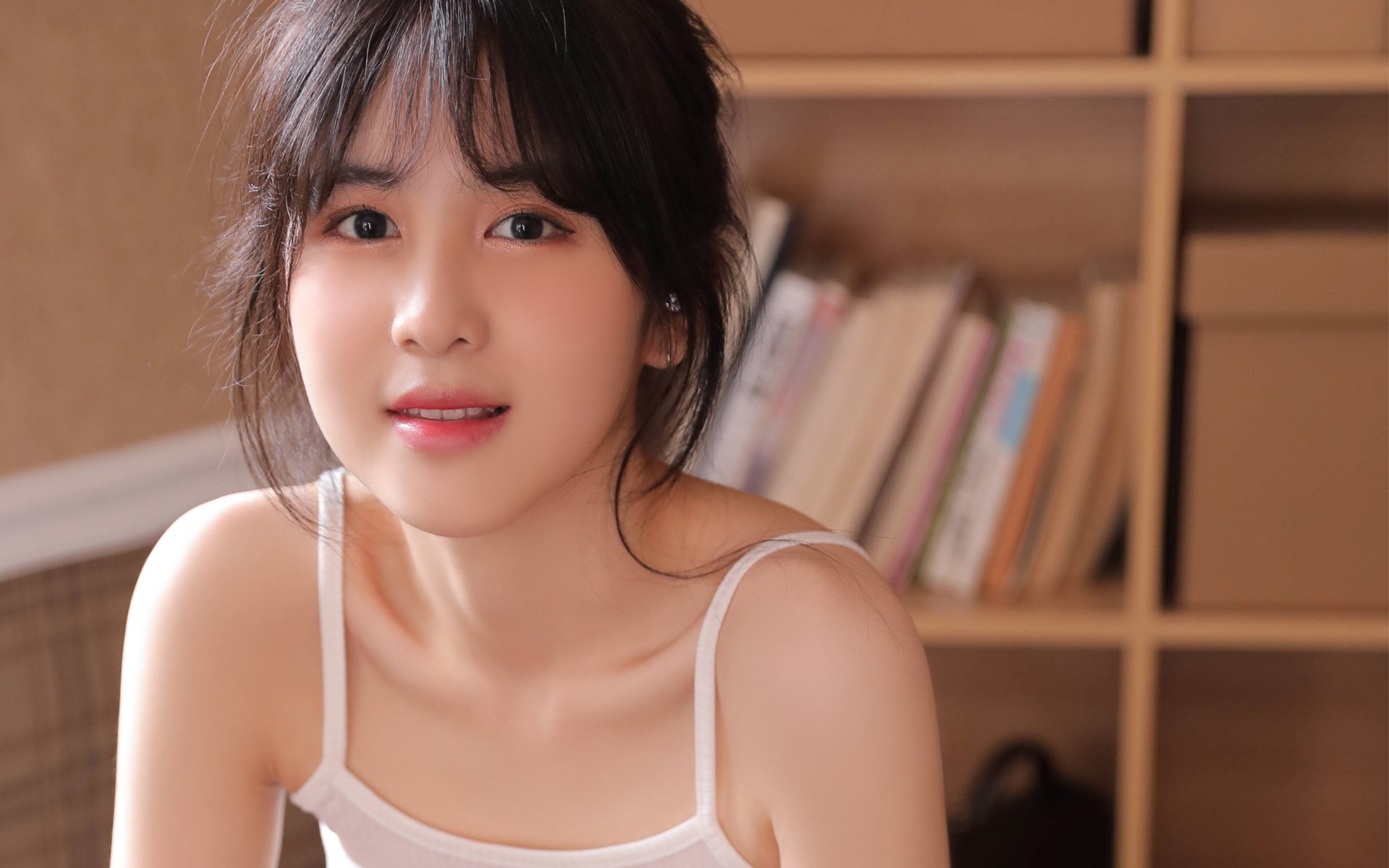 爱游戏官方-张雨霏与偶像合影传承游泳精神，张雨霏80分钟内揽获两块金牌