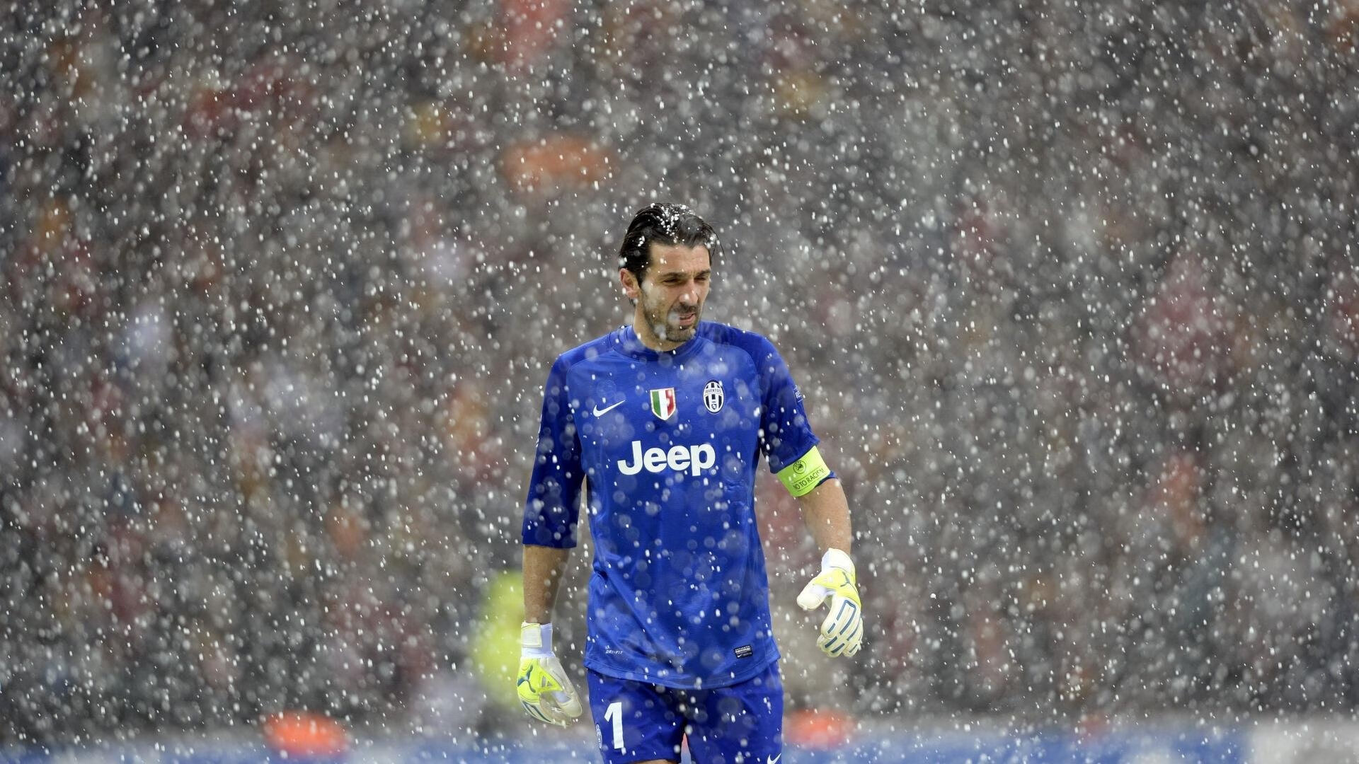 ayx体育链接-大屏幕上的祝福和呼喊，欧冠夜晚的感人瞬间，欧冠段子